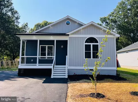 135 Locust Ave, Colonial Beach, VA 22443