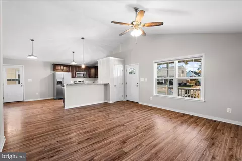 Living - 308 3rd St, Colonial Beach, VA 22443 photo 3 of 3