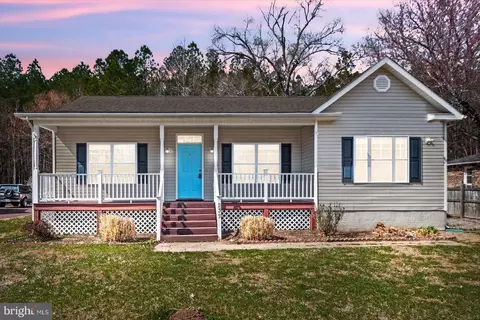 239 Wakefield Dr, Colonial Beach, VA 22443