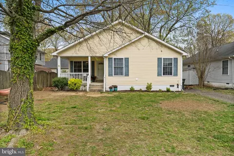1009 Davis St, Colonial Beach, VA 22443