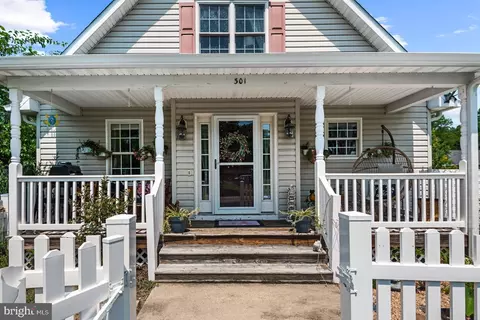 Exterior - 301 3rd St, Colonial Beach, VA 22443 photo 3 of 9