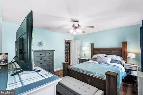 Bedroom - 301 3rd St, Colonial Beach, VA 22443 photo 2 of 5