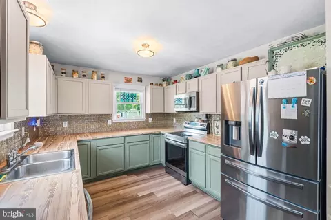 Kitchen - 301 3rd St, Colonial Beach, VA 22443 photo 3 of 4