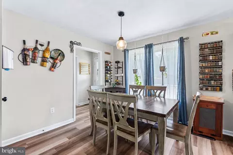 Dining - 301 3rd St, Colonial Beach, VA 22443 photo 1 of 2