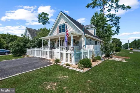 Exterior - 301 3rd St, Colonial Beach, VA 22443 photo 4 of 9