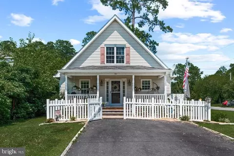 Exterior - 301 3rd St, Colonial Beach, VA 22443 photo 2 of 9