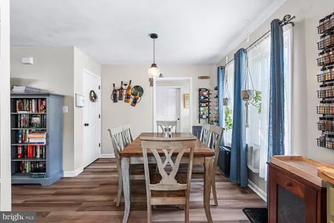 Dining - 301 3rd St, Colonial Beach, VA 22443 photo 2 of 2