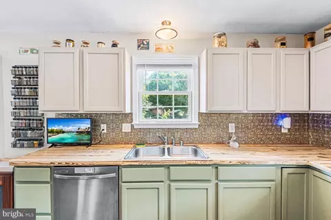 Kitchen - 301 3rd St, Colonial Beach, VA 22443 photo 4 of 4
