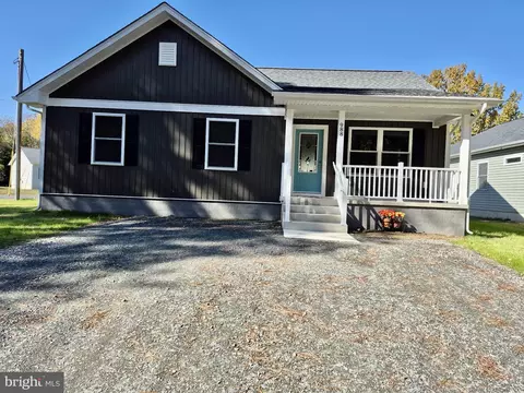 982 Mattox Ave, Colonial Beach, VA 22443