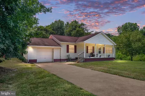 100 Latane Dr, Colonial Beach, VA 22443
