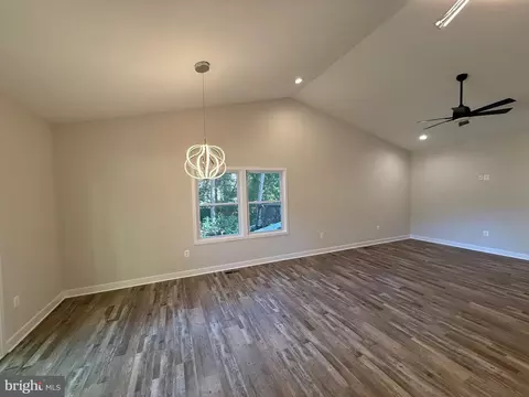 Living - 77 Forest Grv, Colonial Beach, VA 22443 photo 2 of 6