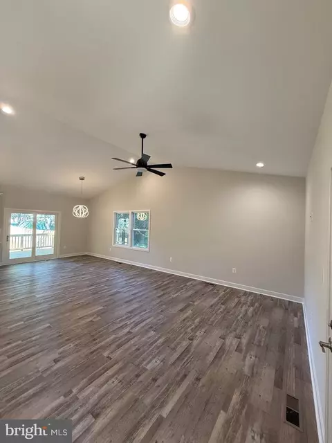 Living - 77 Forest Grv, Colonial Beach, VA 22443 photo 5 of 6
