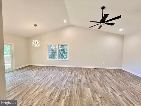 Living - 77 Forest Grv, Colonial Beach, VA 22443 photo 4 of 6