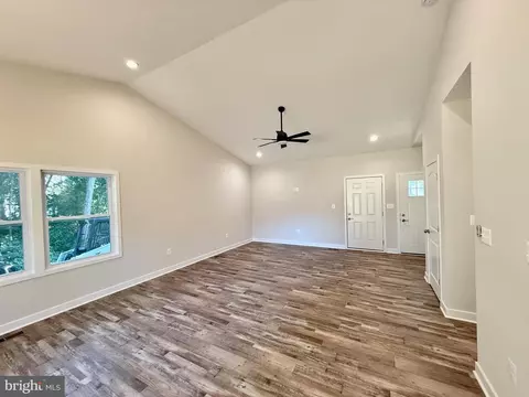 Living - 77 Forest Grv, Colonial Beach, VA 22443 photo 3 of 6