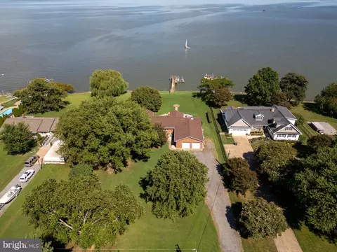 639 Barracks Beach Dr, Colonial Beach, VA 22443
