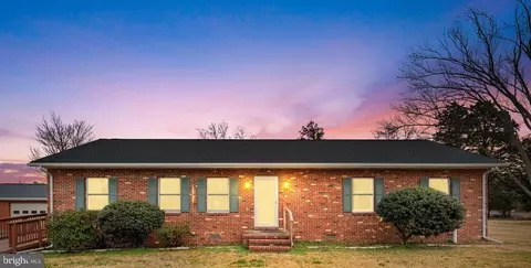 186 E Potomac Dr, Colonial Beach, VA 22443