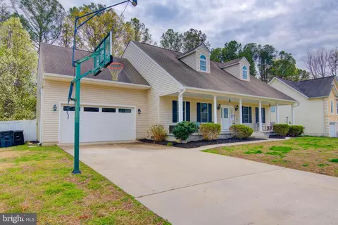 202 Santa Maria Ave, Colonial Beach, VA 22443