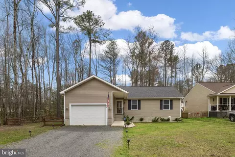 84 Pinewood Ln, Colonial Beach, VA 22443
