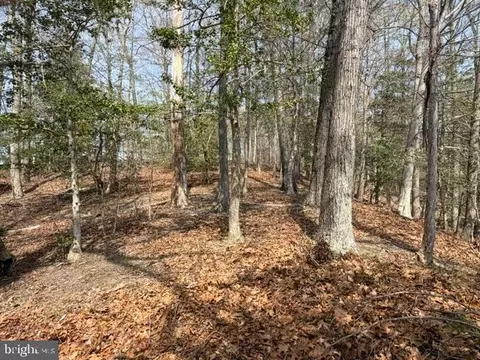 28 Haulshore Hidden Lake Dr, Montross, VA 22520