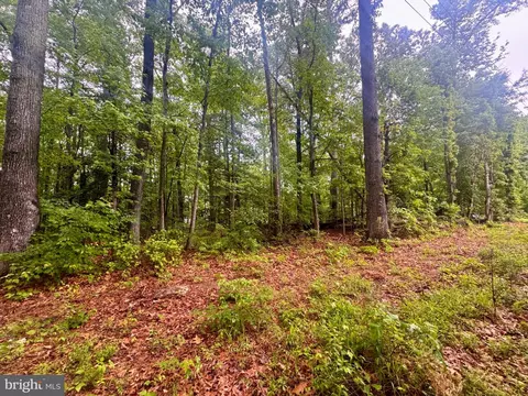 72-75 Henry Dr, Hague, VA 22469