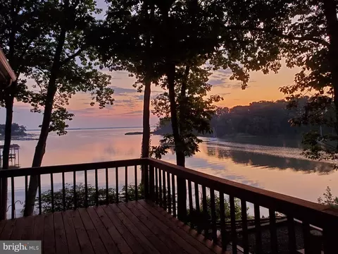 579 Bay Pointe Dr, Montross, VA 22520