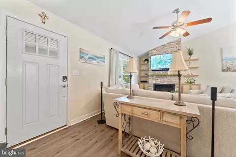 Entry Way - 305 Cedar Ln, Colonial Beach, VA 22443 photo 1 of 5