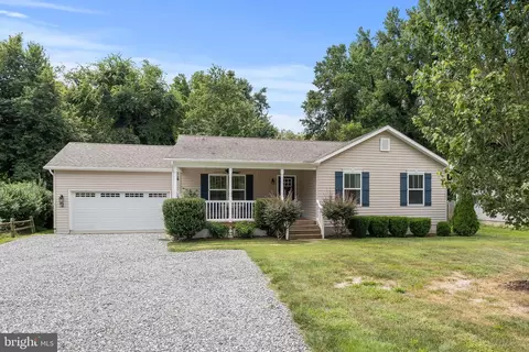 305 Cedar Ln, Colonial Beach, VA 22443