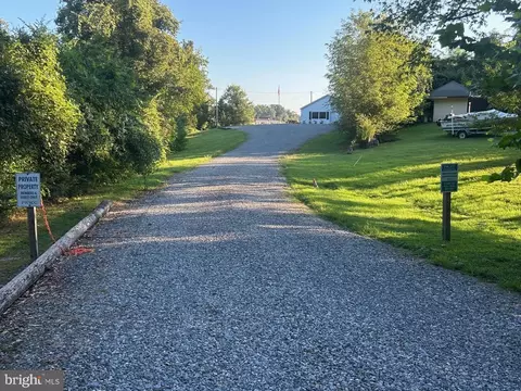 Exterior - 305 Cedar Ln, Colonial Beach, VA 22443 photo 9 of 10
