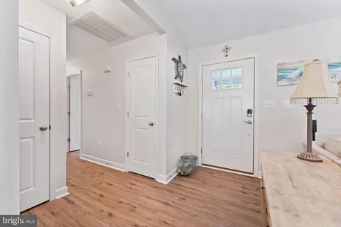 Entry Way - 305 Cedar Ln, Colonial Beach, VA 22443 photo 3 of 5