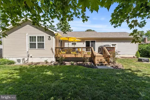 Exterior - 305 Cedar Ln, Colonial Beach, VA 22443 photo 7 of 10