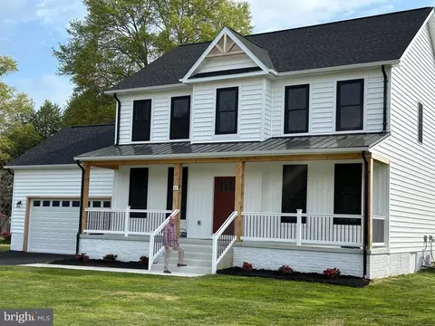 43 Lee St, Montross, VA 22520