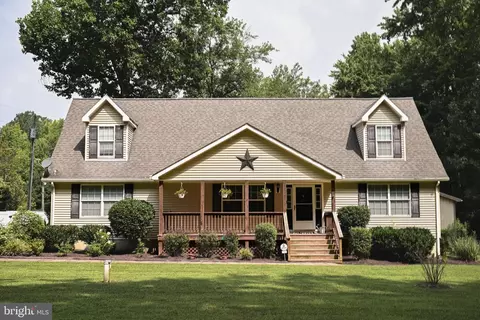 811 Long Point Rd, Hague, VA 22469