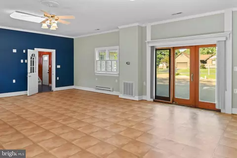Living - 155 Pearson Dr, Colonial Beach, VA 22443 photo 4 of 5