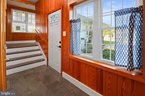 Entry Way - 155 Pearson Dr, Colonial Beach, VA 22443 photo 4 of 5