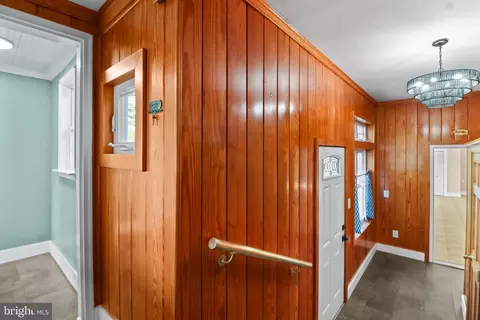 Entry Way - 155 Pearson Dr, Colonial Beach, VA 22443 photo 3 of 5