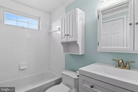 Bath - 155 Pearson Dr, Colonial Beach, VA 22443 photo 3 of 3