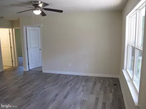Living - 151 Loretta Dr, Colonial Beach, VA 22443 photo 5 of 6