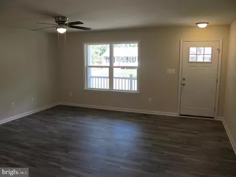 Living - 151 Loretta Dr, Colonial Beach, VA 22443 photo 3 of 6