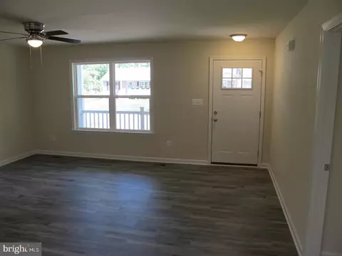 Living - 151 Loretta Dr, Colonial Beach, VA 22443 photo 2 of 6