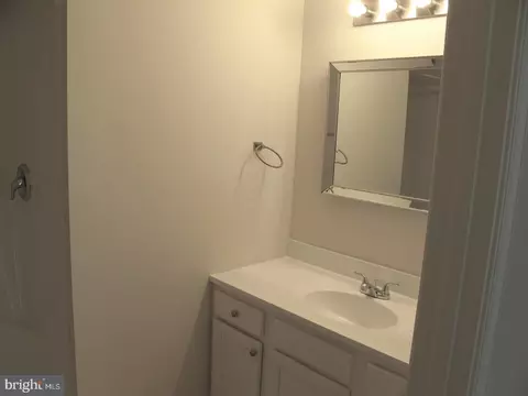 Bath - 151 Loretta Dr, Colonial Beach, VA 22443 photo 2 of 3