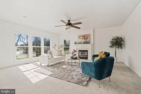 Living - 942 Wayne Dr, Winchester, VA 22601 photo 2 of 7