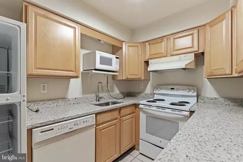 Kitchen - 942 Wayne Dr, Winchester, VA 22601 photo 5 of 5