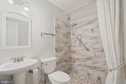 Bath - 942 Wayne Dr, Winchester, VA 22601 photo 3 of 3