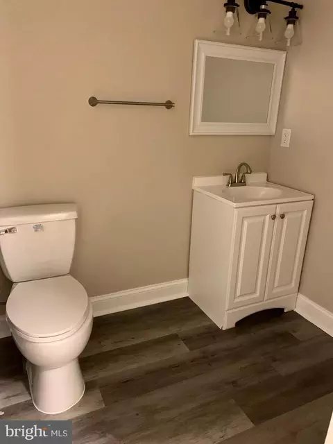 Bath - 301 Bellview Ave, Winchester, VA 22601 photo 2 of 2