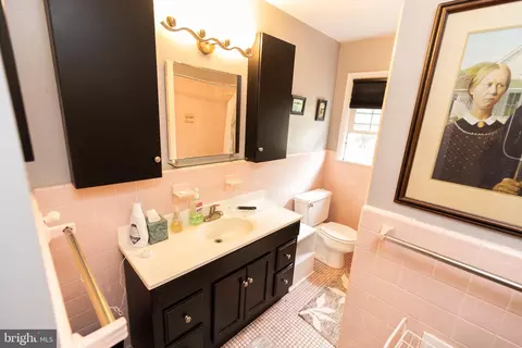 Bath - 516 Barr Ave, Winchester, VA 22601 photo 1 of 4