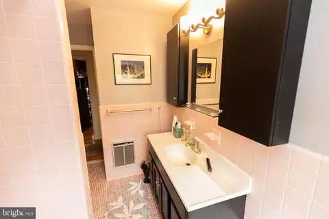 Bath - 516 Barr Ave, Winchester, VA 22601 photo 3 of 4
