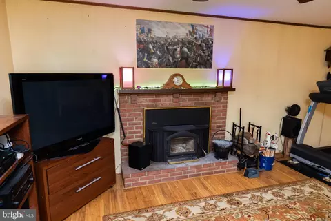 Living - 516 Barr Ave, Winchester, VA 22601 photo 5 of 5