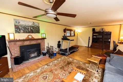 Living - 516 Barr Ave, Winchester, VA 22601 photo 3 of 5