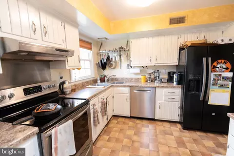 Kitchen - 516 Barr Ave, Winchester, VA 22601 photo 2 of 3