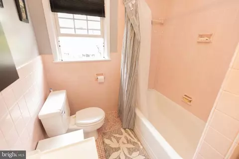 Bath - 516 Barr Ave, Winchester, VA 22601 photo 2 of 4
